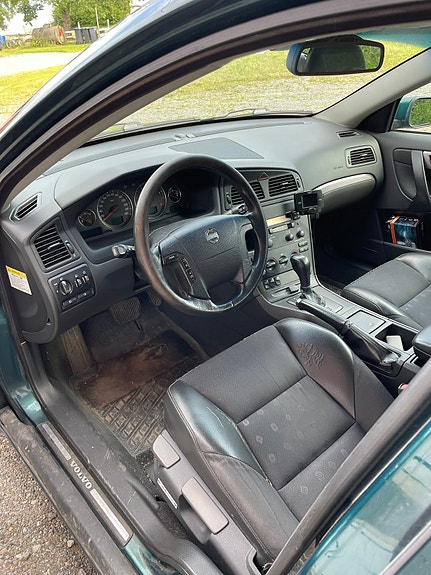 Volvo V70 8 of 16