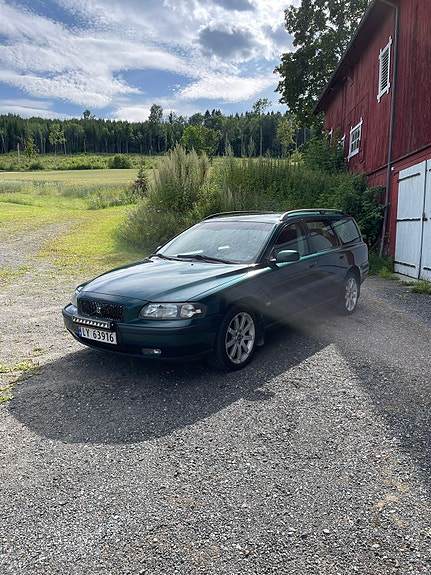 Volvo V70 2 of 16