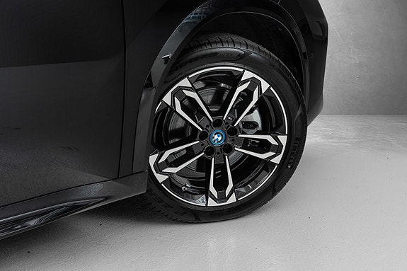 BMW iX2 11 of 30