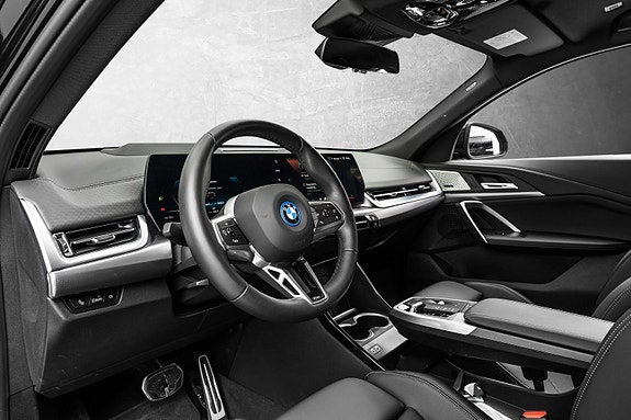 BMW iX2 13 of 30