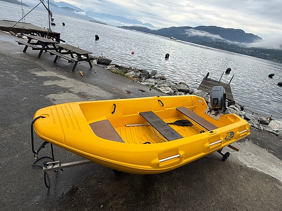 River 350 med Yamaha 9,9 hk totakter 3 of 5