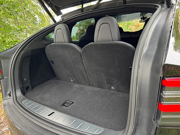 Tesla Model X 16 of 20