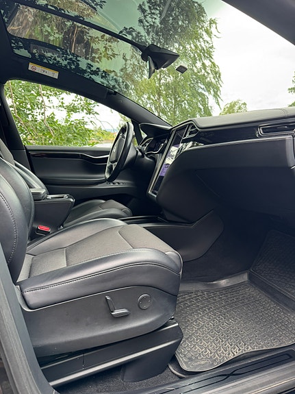 Tesla Model X 12 of 20