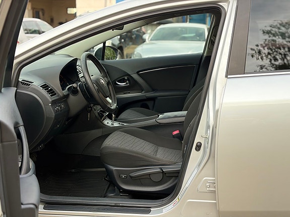 Toyota Avensis 21 of 30