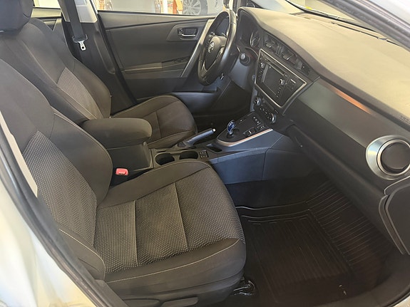 Toyota Auris 26 of 30