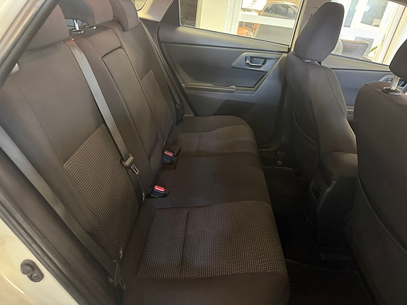 Toyota Auris 30 of 30