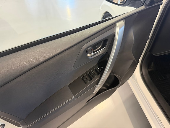 Toyota Auris 27 of 30