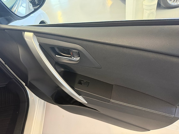 Toyota Auris 28 of 30