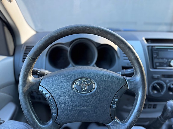 Toyota HiLux 22 of 29