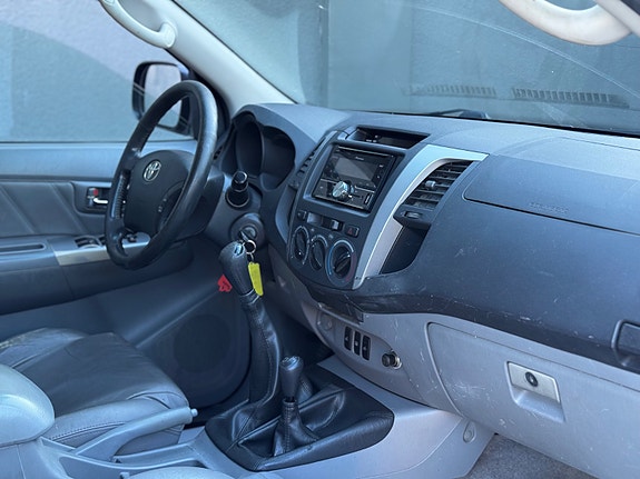 Toyota HiLux 11 of 29