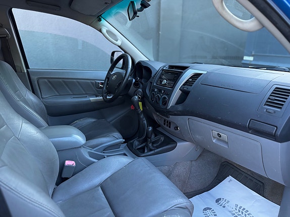 Toyota HiLux 12 of 29