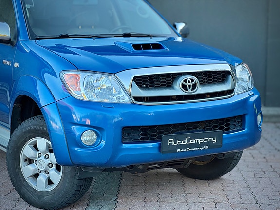 Toyota HiLux 2 of 29