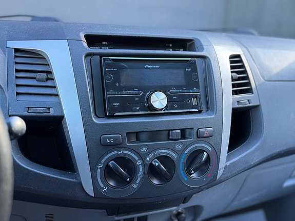 Toyota HiLux 24 of 29