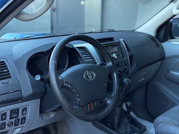 Toyota HiLux 16 of 29