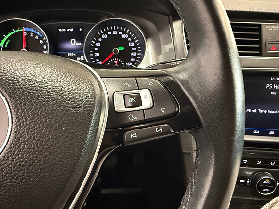 Volkswagen e-Golf VII 28 of 30