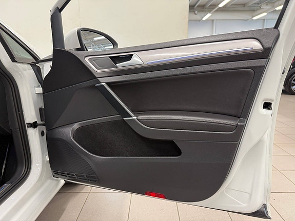 Volkswagen e-Golf VII 30 of 30