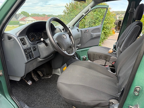Toyota HiAce 12 of 16