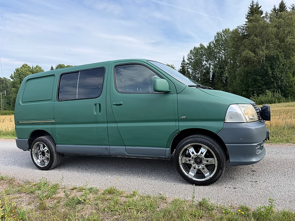 Toyota HiAce 4 of 16