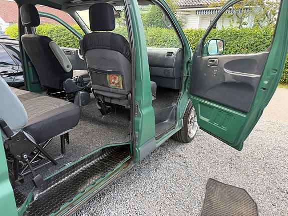 Toyota HiAce 11 of 16