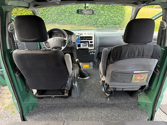 Toyota HiAce 7 of 16