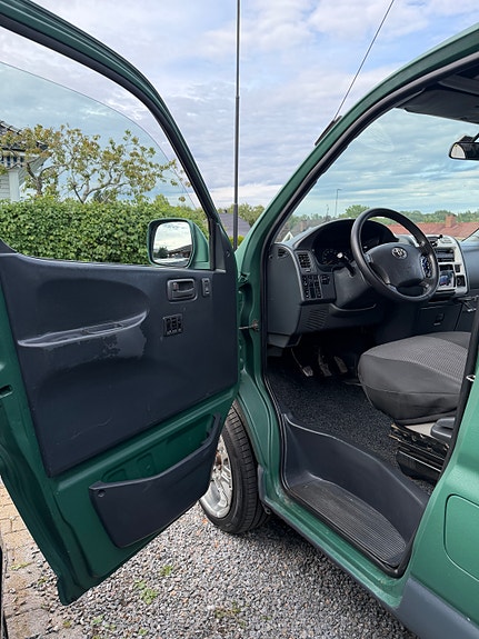 Toyota HiAce 9 of 16