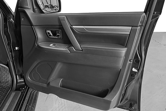 Mitsubishi Pajero 27 of 30