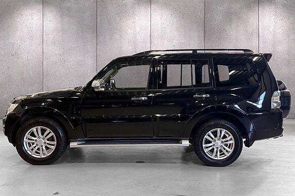Mitsubishi Pajero 4 of 30