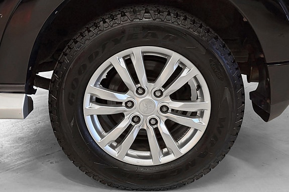 Mitsubishi Pajero 9 of 30