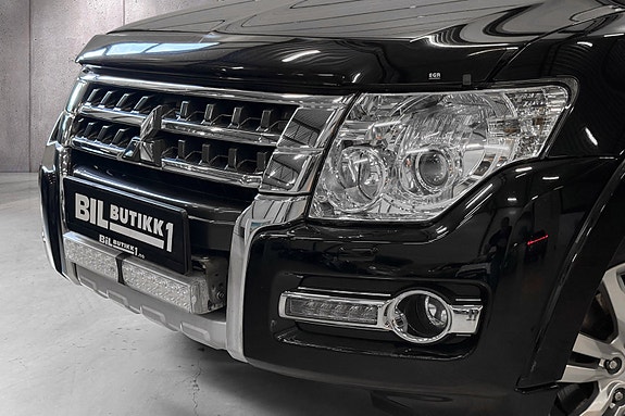 Mitsubishi Pajero 2 of 30