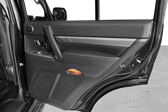 Mitsubishi Pajero 30 of 30