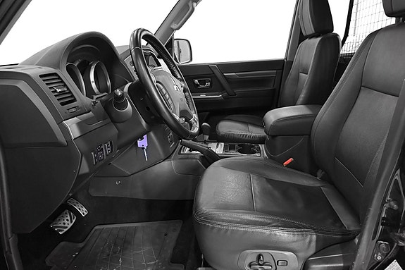 Mitsubishi Pajero 18 of 30