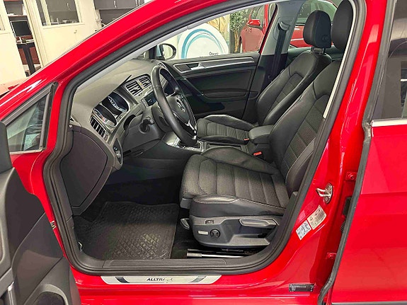 Volkswagen Golf Alltrack 11 of 30