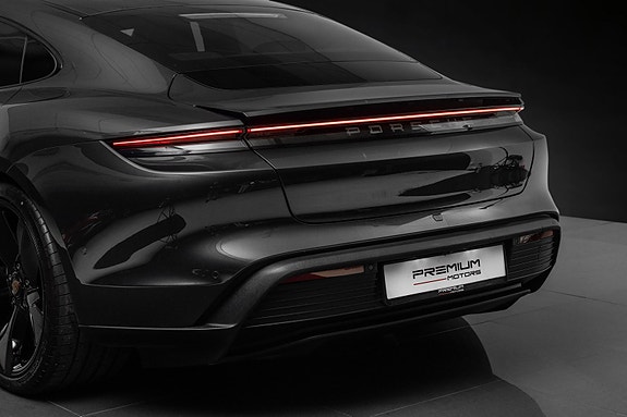 Porsche Taycan 10 of 30
