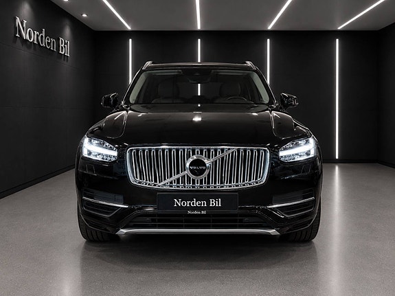 Volvo XC90 2 of 26