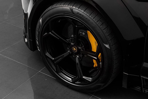 Lamborghini Urus 21 of 30