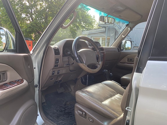 Toyota Land Cruiser 10 of 30
