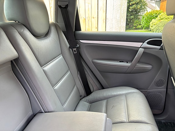 Porsche Cayenne S 18 of 30