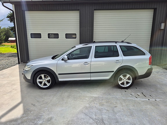 Skoda Octavia Scout 2 of 15