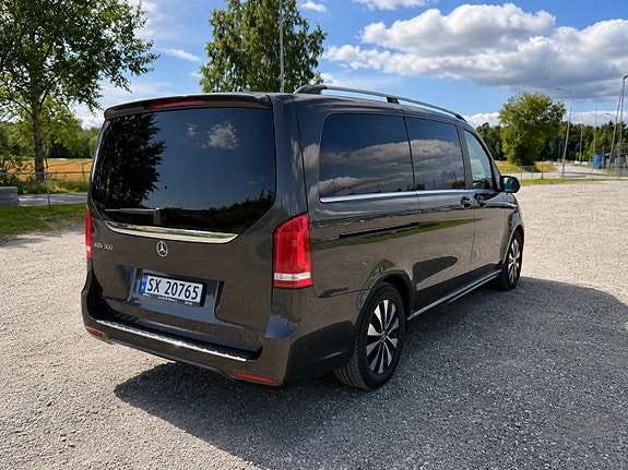 Mercedes-Benz EQV300 6 of 17