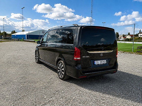 Mercedes-Benz EQV300 3 of 17
