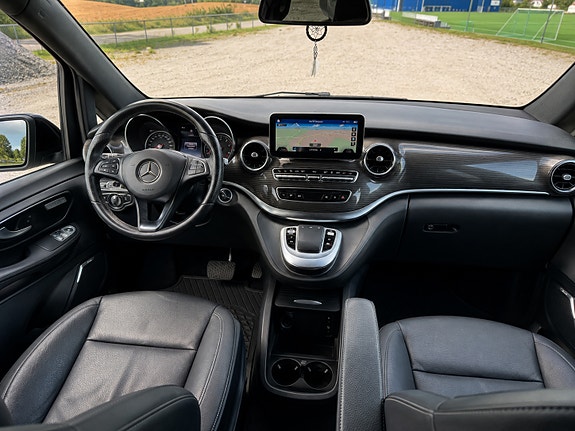 Mercedes-Benz EQV300 10 of 17