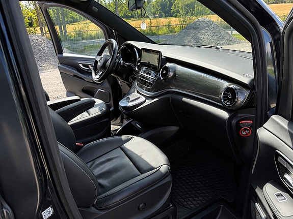 Mercedes-Benz EQV300 11 of 17
