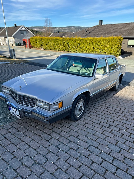 Cadillac Deville 2 of 12