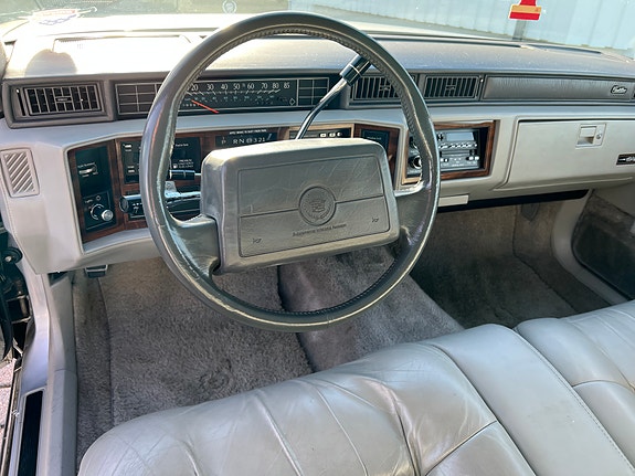 Cadillac Deville 8 of 12