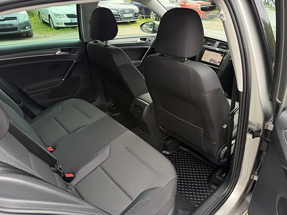 Volkswagen e-Golf VII 27 of 30