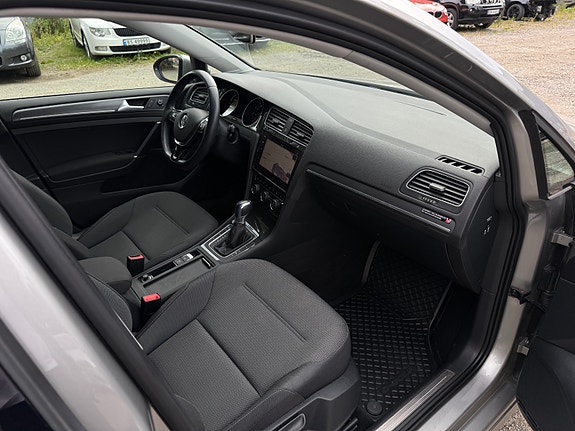 Volkswagen e-Golf VII 29 of 30