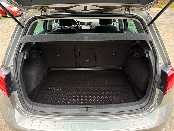 Volkswagen e-Golf VII 26 of 30