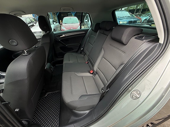 Volkswagen e-Golf VII 24 of 30