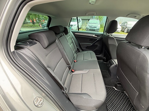 Volkswagen e-Golf VII 28 of 30