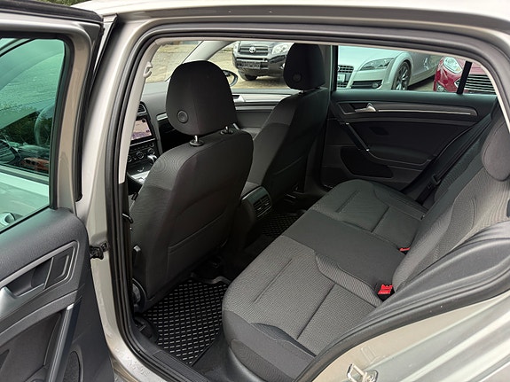 Volkswagen e-Golf VII 23 of 30
